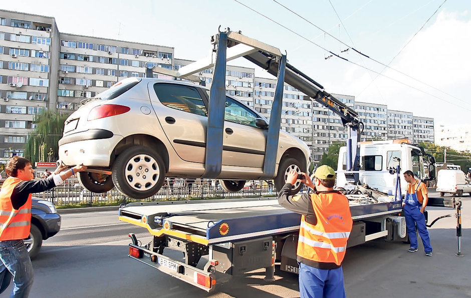 Atentie, soferi! Hingherii de masini se intorc, soferul va plati 500 de lei sa-si recupereze masina parcata neregulamentar