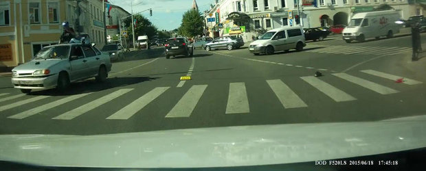 Aterizeaza pe plafonul unui taxi in urma unui accident