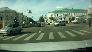 Aterizeaza pe plafonul unui taxi in urma unui accident