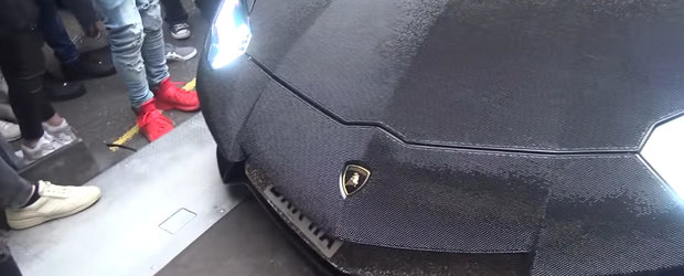 Au blocat strada. Toti au venit sa vada un AVENTADOR incrustat cu 2 milioane de cristale Swarowski