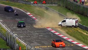 Au crezut ca nu vad bine. Accident la Nurburgring cu un... Opel Vivaro?!