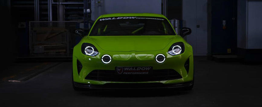 Au facut-o verde fosforescent ca s-o vezi de pe Luna. Ei sunt primii care tuneaza noul ALPINE A110 Au facut-o verde fosforescent ca s-o vezi de pe Luna. Ei sunt primii care tuneaza noul ALPINE A110