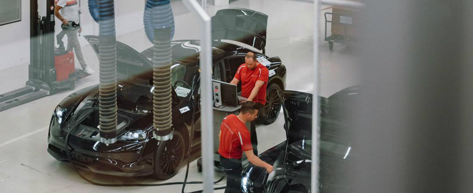 Au reusit sa o pozeze chiar in fabrica Porsche! Uite cum arata noua masina cu propulsie electrica a nemtilor Au reusit sa o pozeze chiar in fabrica Porsche! Uite cum arata noua masina cu propulsie electrica a nemtilor