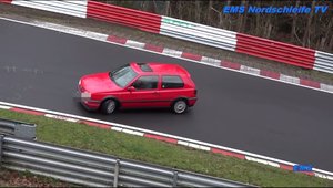 Au reusit sa scape cu masina complet neatinsa! Ei sunt cei mai norocosi ghinionisti de la Nurburgring.