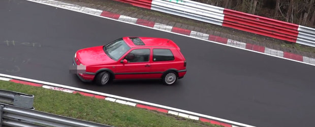 Au reusit sa scape cu masina complet neatinsa! Ei sunt cei mai norocosi ghinionisti de la Nurburgring.