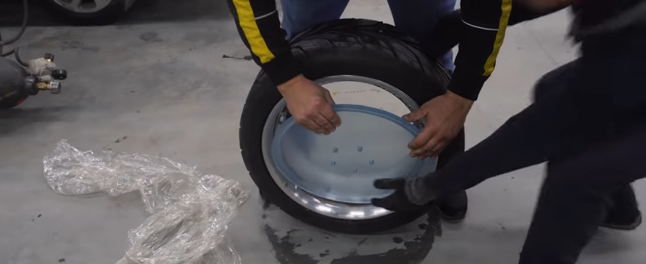 Au taiat miezul unor jante si au pus plexiglas in loc. VIDEO cu cel mai tare experiment de pe net Au taiat miezul unor jante si au pus plexiglas in loc. VIDEO cu cel mai tare experiment de pe net