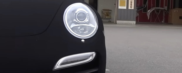 Au vopsit un Porsche de 520 de cai intr-un negru care absoarbe 99.4% din lumina. Uite-l aici cum arata in trafic, pe viu