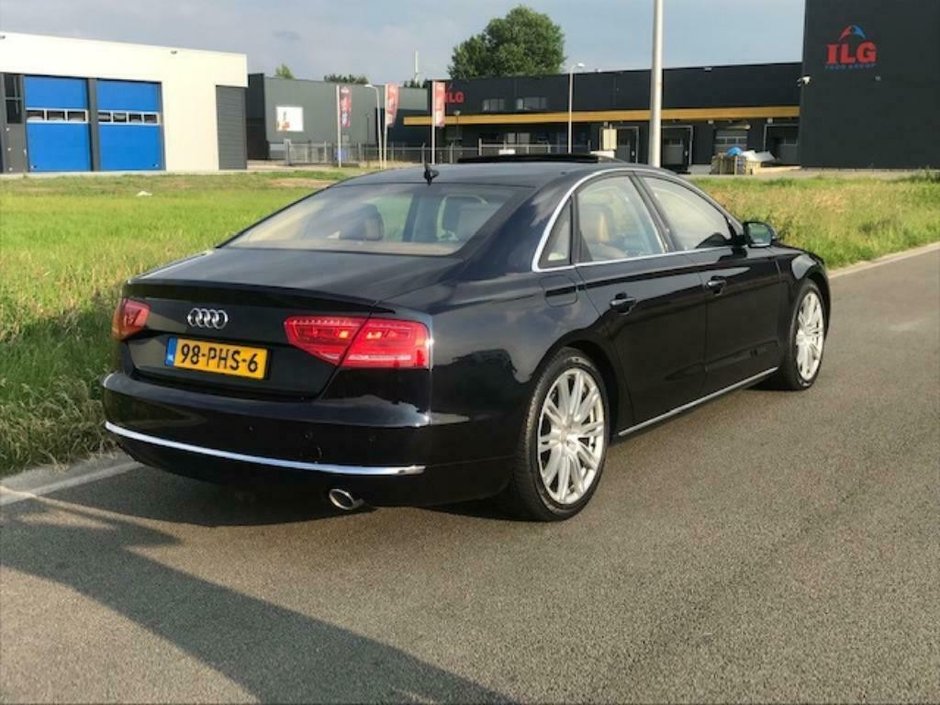 Audi A8 cu 855.315 kilometri la bord