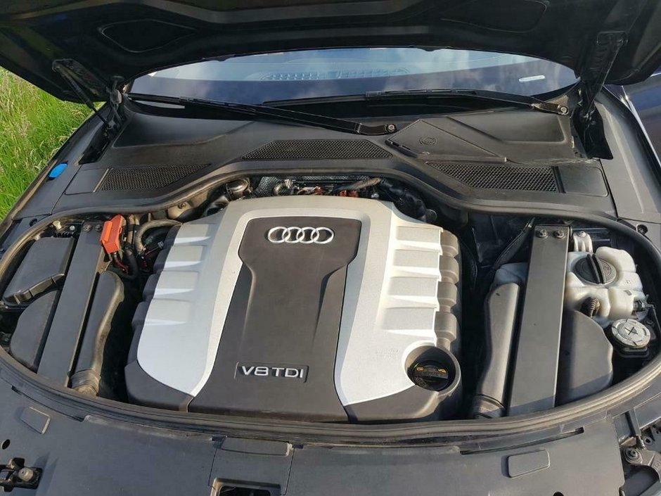 Audi A8 cu 855.315 kilometri la bord