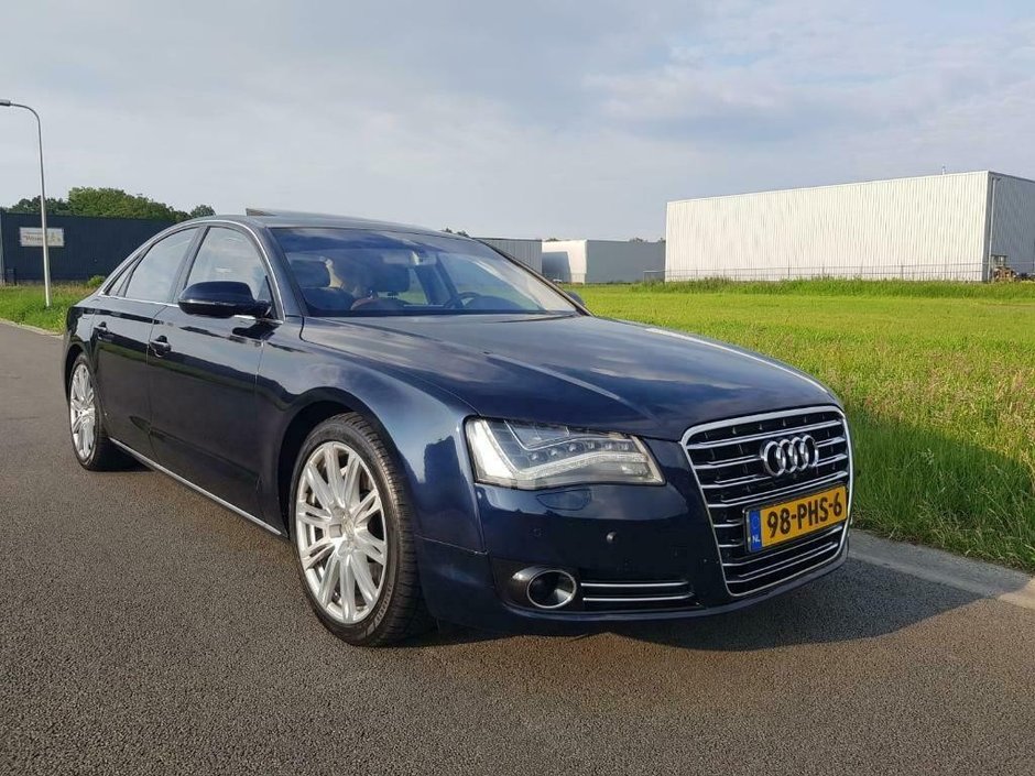 Audi A8 cu 855.315 kilometri la bord