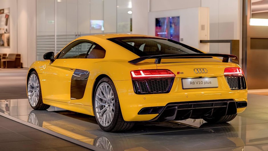 Audi R8 V10 Plus in Vegas Yellow