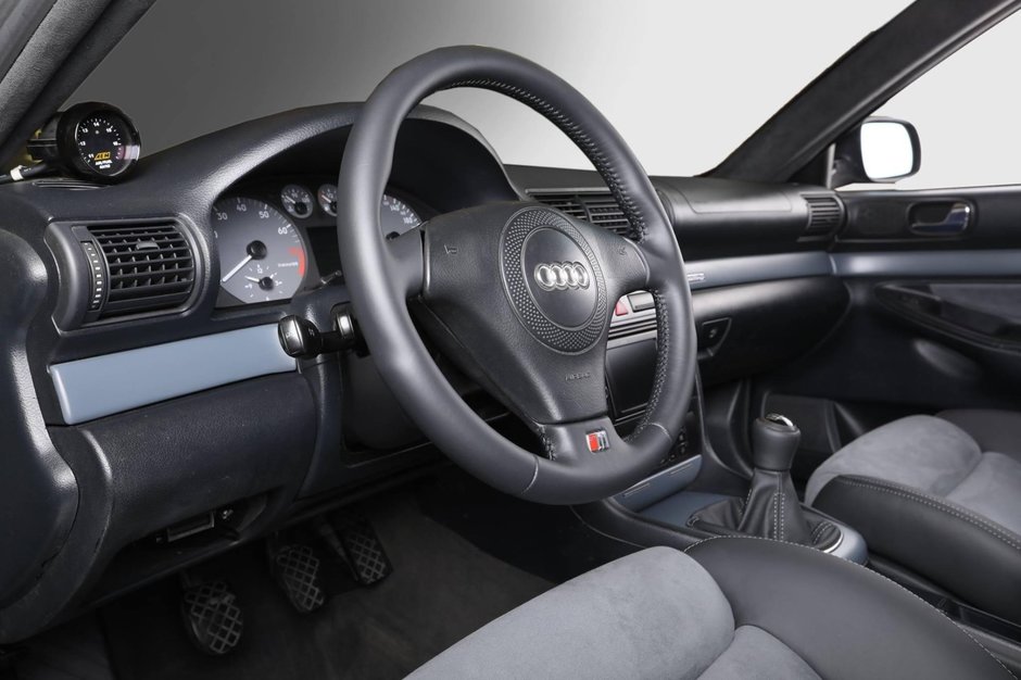 Audi RS4 de la Carbon Motors