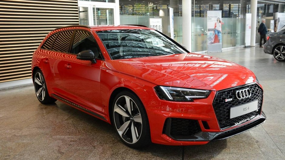 Audi RS4 in Misano Red