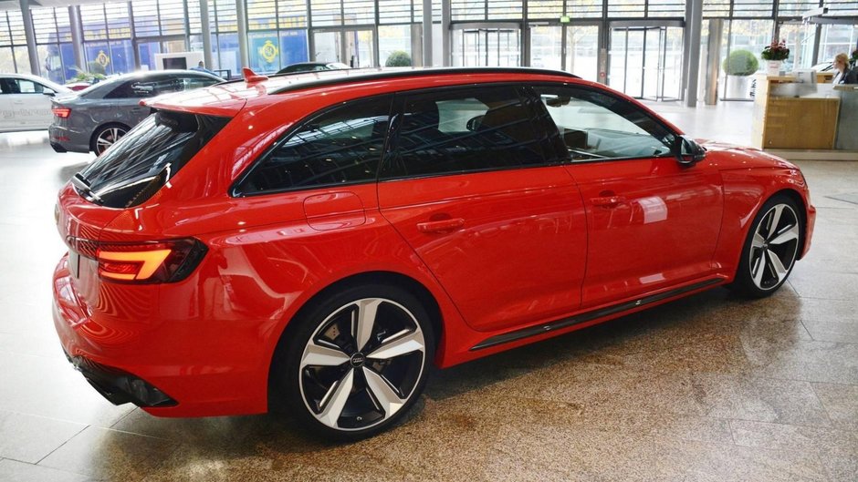 Audi RS4 in Misano Red