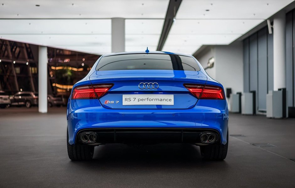 Audi RS7 cu interior albastru