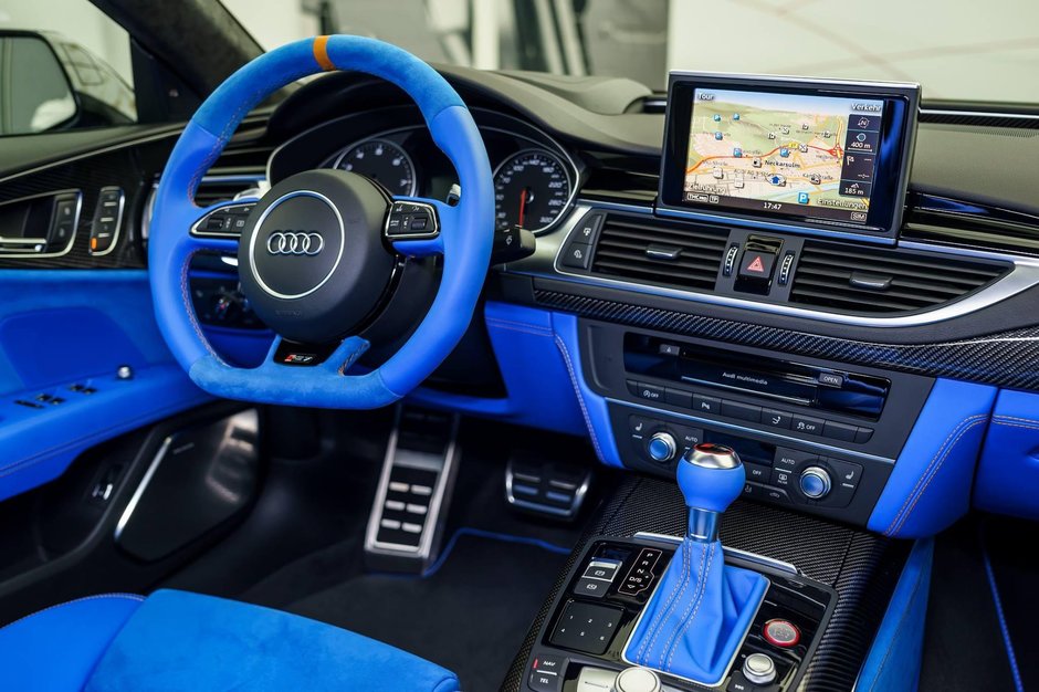 Audi RS7 cu interior albastru