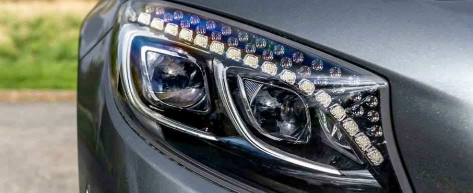 Audi si BMW nu pot concura cu asa ceva. Noua masina de la Mercedes are faruri cu cristale Swarovski care... Audi si BMW nu pot concura cu asa ceva. Noua masina de la Mercedes are faruri cu cristale Swarovski care...