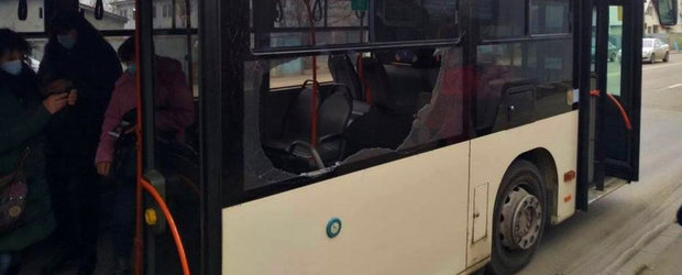 Autobuz STB, filmat cu geamul spart dupa ce a dat intr-o groapa. Cioburile au cazut in interior, peste calatori