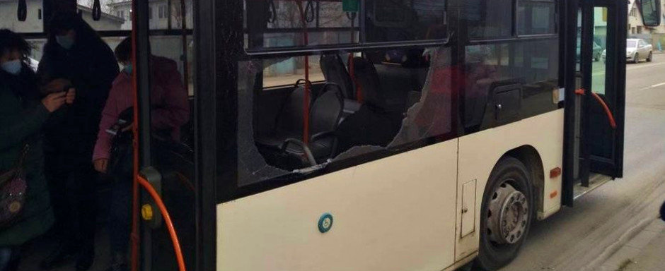 Autobuz STB, filmat cu geamul spart dupa ce a dat intr-o groapa. Cioburile au cazut in interior, peste calatori Autobuz STB, filmat cu geamul spart dupa ce a dat intr-o groapa. Cioburile au cazut in interior, peste calatori