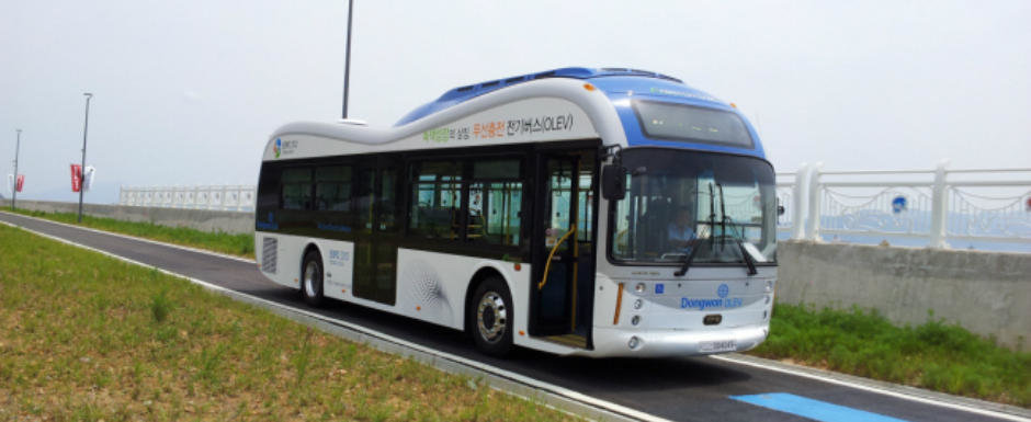 Autobuzul care se incarca din sosea in timp ce merge! Autobuzul care se incarca din sosea in timp ce merge!