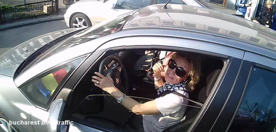 Aventuri pe 2 roti la Piata Unirii: blonda cu Suzuki SX4 care a obtinut permisul la Kinder cu surprize Aventuri pe 2 roti la Piata Unirii: blonda cu Suzuki SX4 care a obtinut permisul la Kinder cu surprize