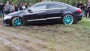 AWD vs. FWD: un Passat CC este salvat de un Volvo