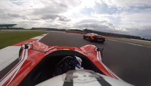 BAC Mono vs McLaren P1: Duel spectaculos pe pista de la Silverstone
