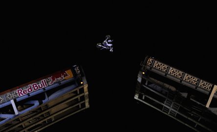 Backflip unic peste Tower Bridge Backflip unic peste Tower Bridge
