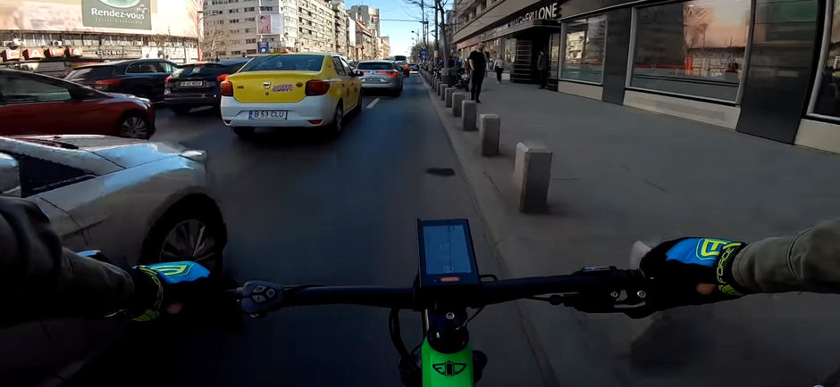 Baiatul asta pe bicicleta ne-a citit gandurile cu privire la d-na Firea si traficul din Bucuresti