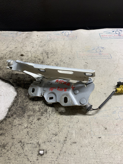 Balama capota dreapta cu capsa pirotehnica Audi A3 8V - Motorina 2016, 8V0823302 / 8V0823823F