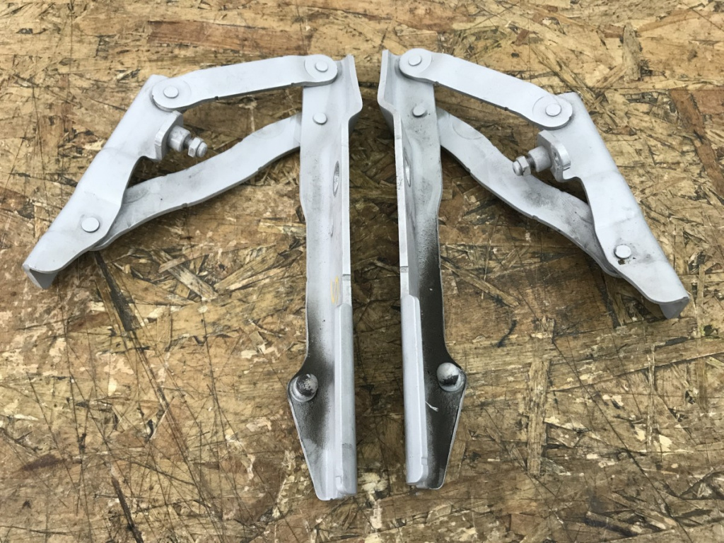 Balama capota fata BMW E60 sedan 2009 (008727-008728)