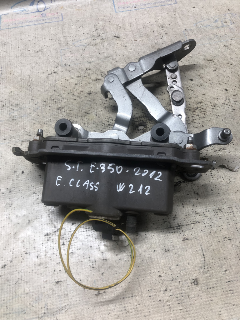 Balama capota stânga cu capsa pirotehnică Mercedes E 350 - Motorina 2012, A2129066301