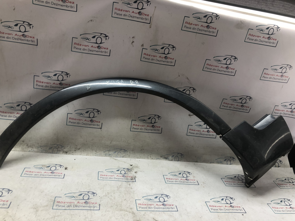 Bandou aripa dreapta fata Ford Kuga - Motorina 2009, CU DEFECT