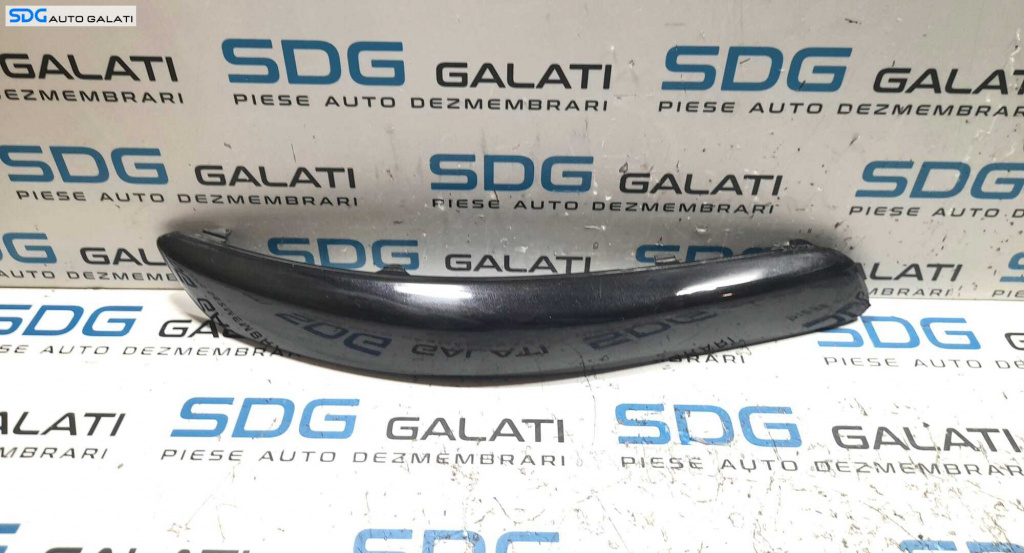 Bandou Ornament Dreapta de pe Bara Spoiler Fata Volkswagen Golf 5 2004 - 2008 Cod 1K0807718A 1K0807656A [N0430]