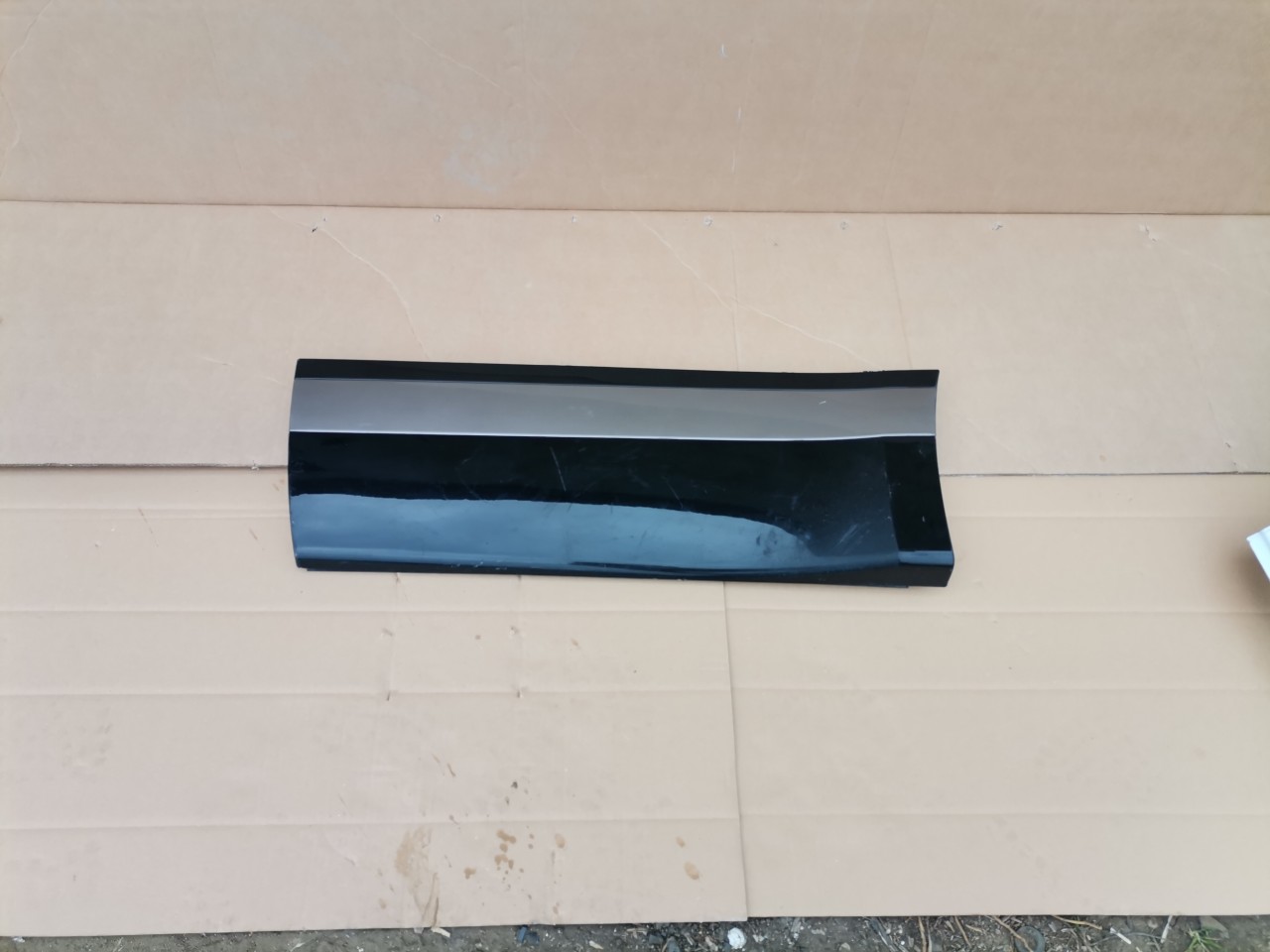 Bandou usa stanga spate Land Rover Range Rover Velar 2017-2021 cod J8A2274A49B