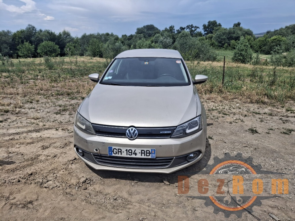 Bara fata cod culoare LP7W (mic defect) 5C6807217B VW Jetta Mk6 (162, 163) 2.0 TDI 150 cai CVCA