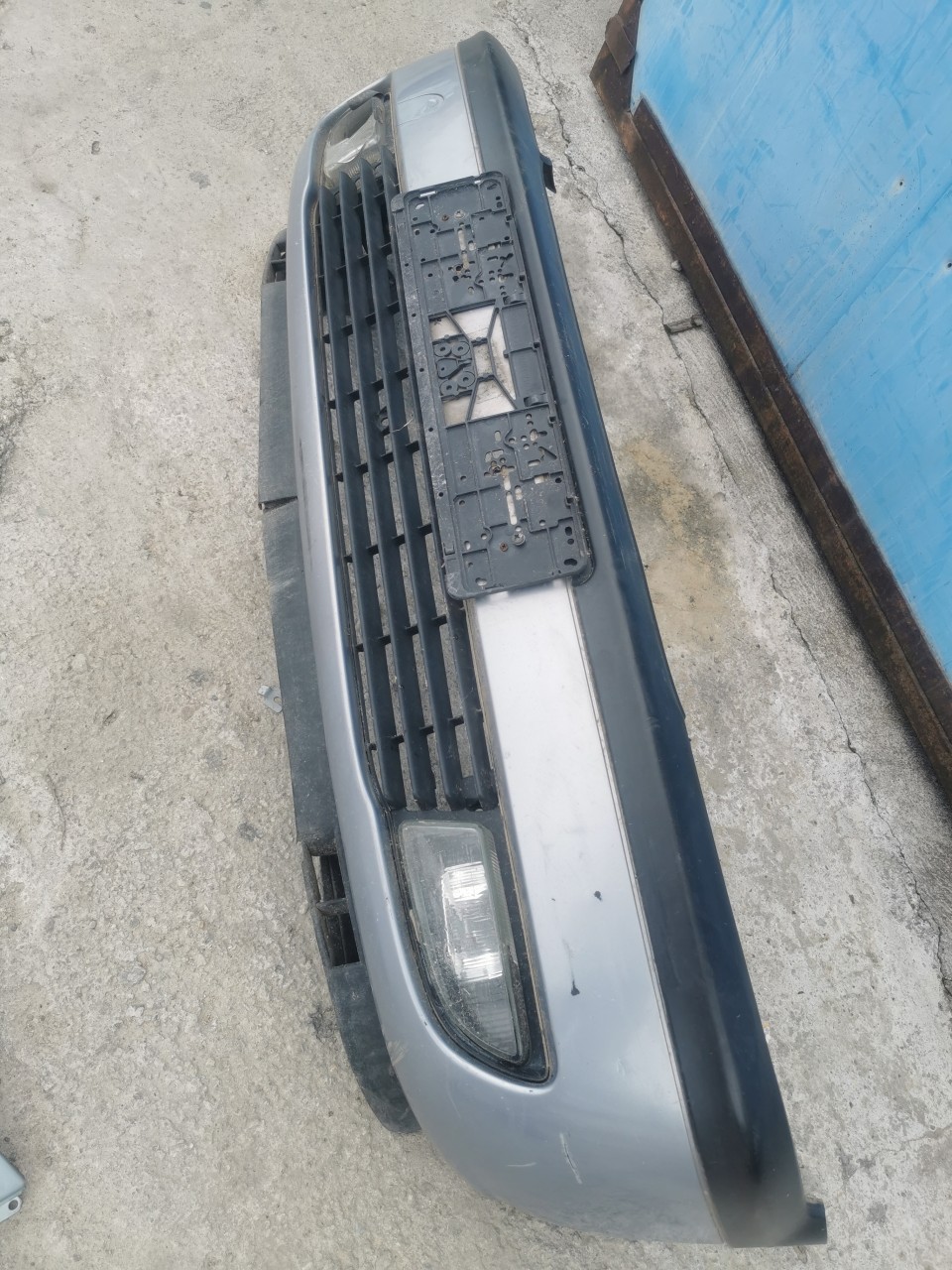 Bara fata Opel Zafira gri cu grile si proiectoare spoiler