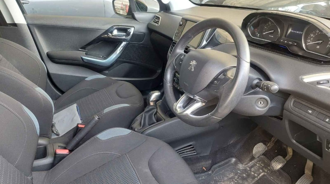 Bara fata Peugeot 208 2012 HATCHBACK 1.6 HDI