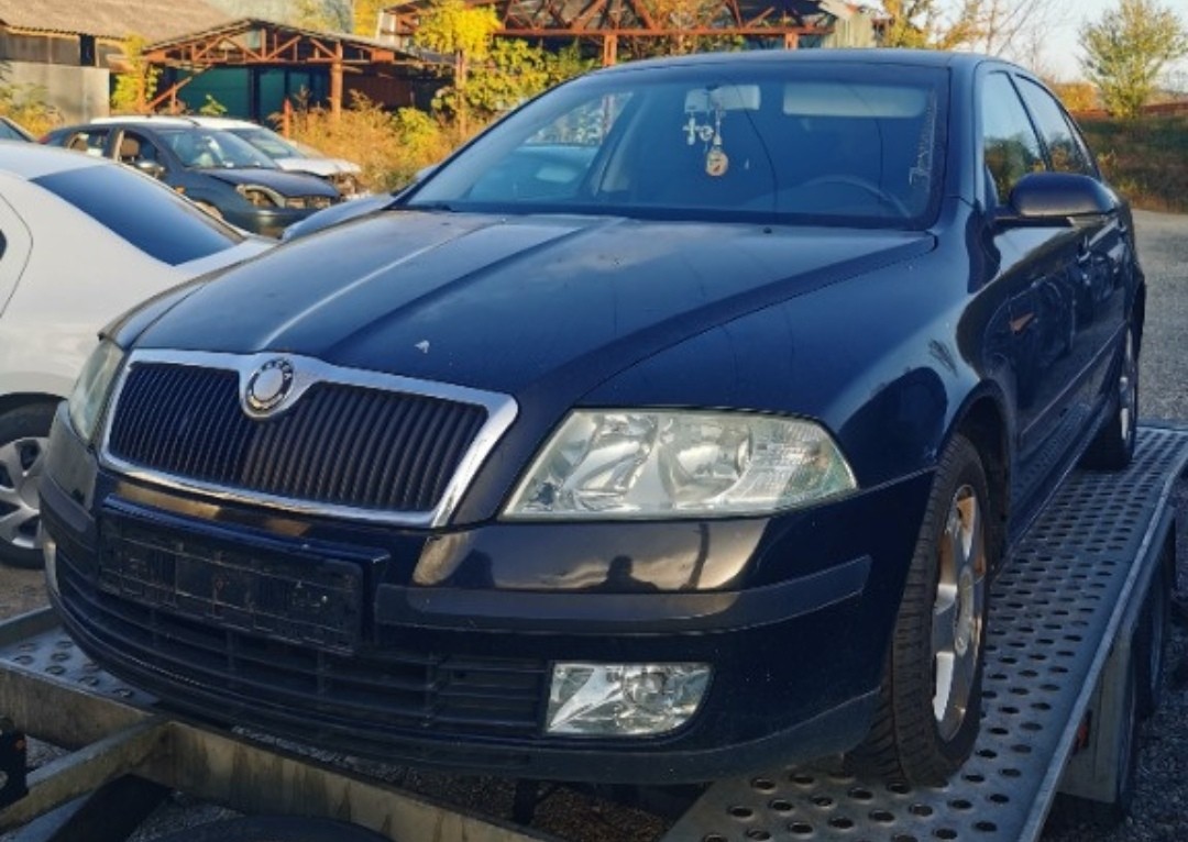 Bara fata Skoda Octavia 2 spoiler neagra 9910 piese dezmembrez