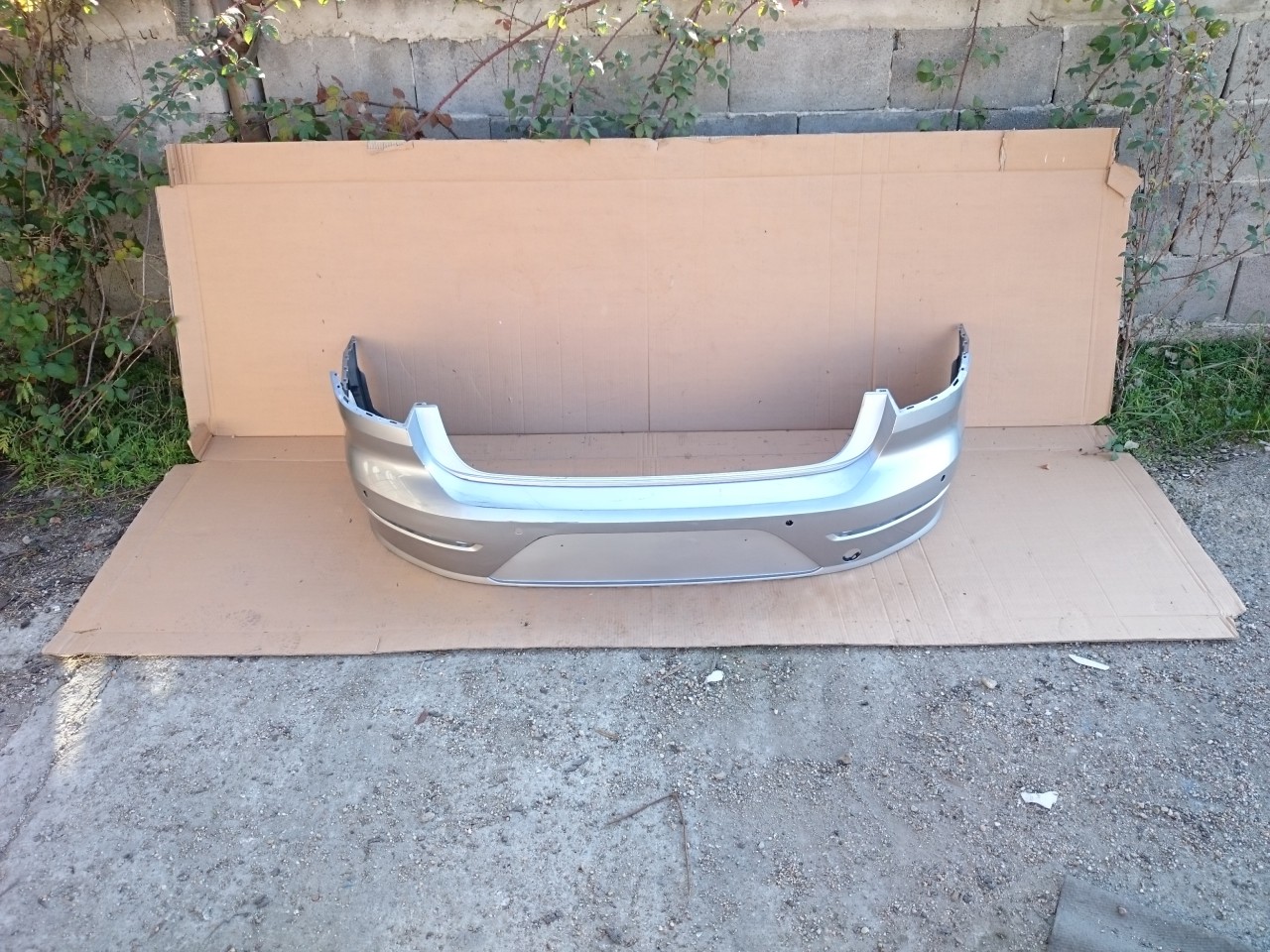 Bara spate VW Arteon (2017-2020) cod 3G8807421, cu gauri pentru senzori de parcare