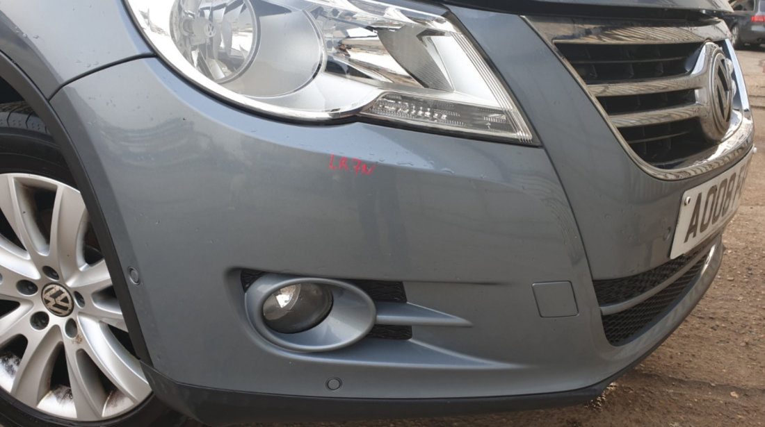 Bara Spoiler Fata Completa cu Grila Emblema cu Locas Senzori Parcare Volkswagen Tiguan 2007 - 2011 Culoare LR7N