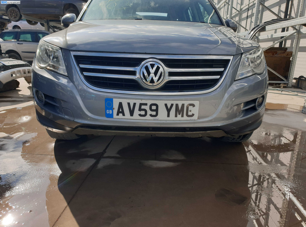 Bara Spoiler Fata cu Grila cu Emblema cu Locas Senzori Parcare si Grile Proiectoare Volkswagen Tiguan NFL Non Facelift 2007 - 2011 Culoare LR7N [K6162]