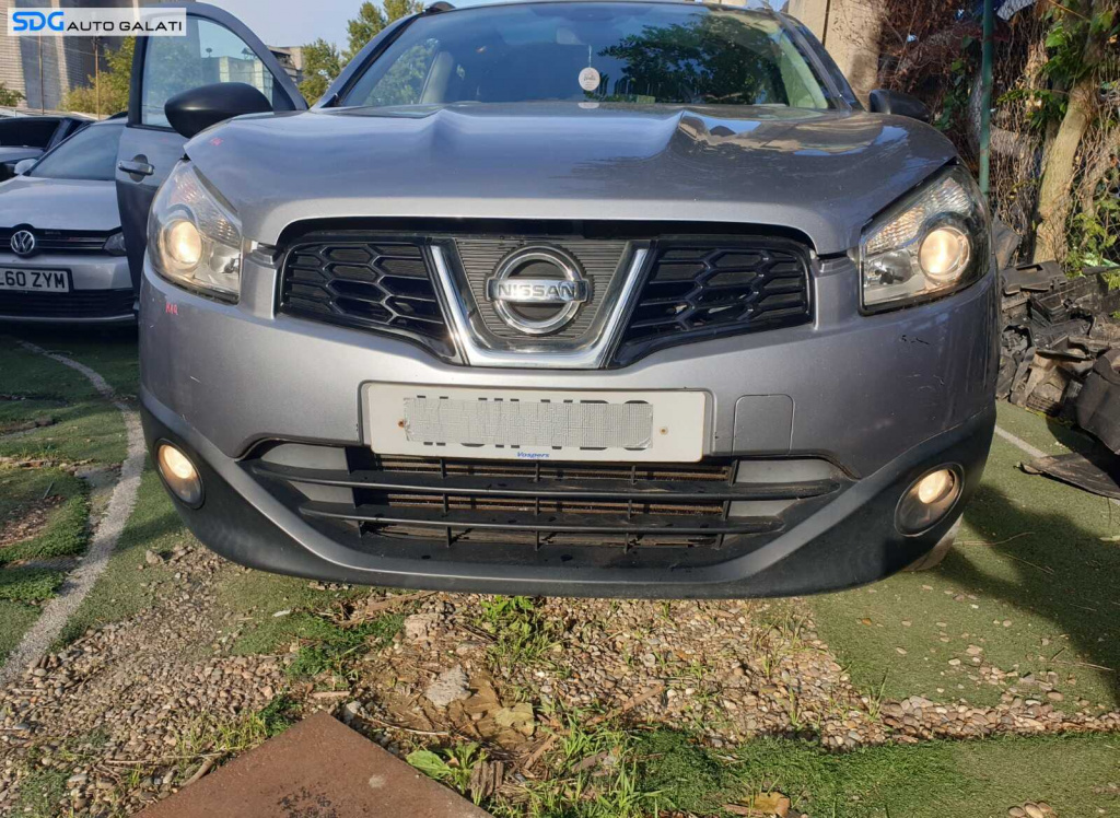Bara Spoiler Fata cu Grila cu Emblema si Grile Proiectoare cu Imperfectiuni Nissan Qashqai J10 FL Facelift 2010 - 2013 Culoare KAQ [C8563] (Prezinta zgarieturi pe partea stanga.)
