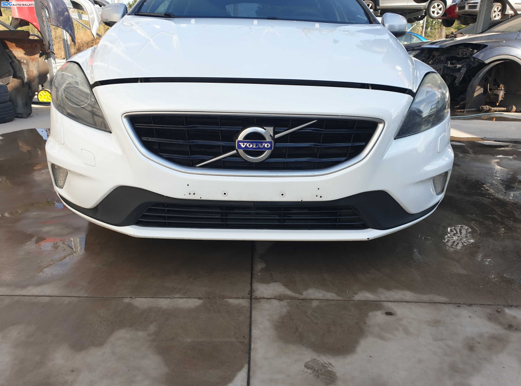 Bara Spoiler Fata cu Spalatoare Faruri cu Imperfectiuni Volvo V40 NFL Non Facelift 2012 - 2016 Culoare 707-46 [K7030]