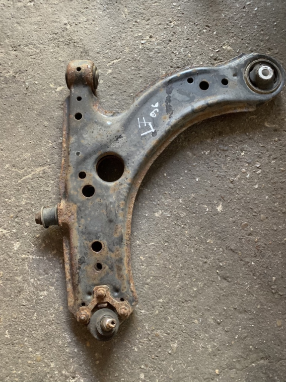 Bascula stanga fata Volkswagen VW Bora [1998 - 2005] Sedan 1.9 TDI MT (150 hp) (1J2)