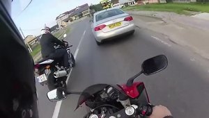 Bataia dintre un sofer si cativa motociclisti nu este chiar ceea ce pare...