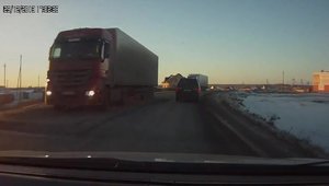 Bataie in trafic: Doi rusi se iau la bataie dupa ce se acroseaza in trafic