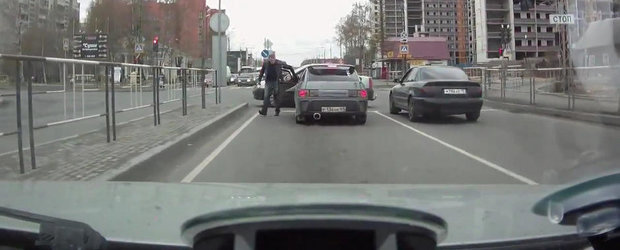 Bataie in trafic: Soferul unui Logan se ia la bataie cu posesorul unei Lada