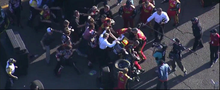 Bataie intre piloti la penultima etapa din NASCAR. VIDEO AICI! Bataie intre piloti la penultima etapa din NASCAR. VIDEO AICI!