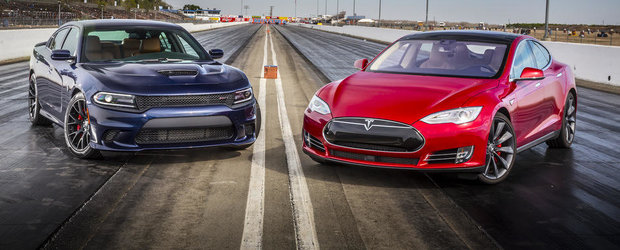 Batalia celor mai nebune sedanuri ale planetei: Charger Hellcat vs Tesla P85D